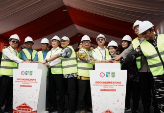Kepala BP Batam/Wali Kota Batam Amsakar Achmad, didampingi Wakil Kepala BP Batam/Wakil Wali Kota Batam Li Claudia Chandra dan Ketua Yayasan Merah Putih Eddy Hussy