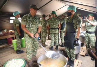 Wakil Panglima TNI Jenderal TNI Tandyo Budi R. mendampingi Menteri Pertahanan RI Sjafrie Sjamsoeddin meninjau Batalyon Infanteri Teritorial Pembangunan (Yonif TP) 336/Merak Sakti