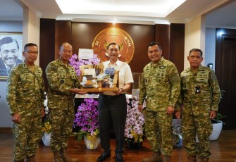 Pa Sahli Tk. III Bid. Komsos Panglima TNI Mayjen TNI Putranto Gatot Sri Handoyo, S.Sos., M.M. dan rombongan melaksanakan anjangsana ke Ketua Dewan Ekonomi Nasional Jenderal TNI (Purn) Luhut Binsar Pandjaitan di Jl. M.H. Thamrin No.8, Jakarta Pusat