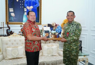 Oditur Jenderal (Orjen) TNI Mayjen TNI Tugino, S.Sos., S.H., M.M. beserta rombongan melaksanakan anjangsana kepada mantan Panglima TNI Laksamana TNI (Purn) Yudo Margono, S.E., M.M., di Komplek TNI AL Kodamar