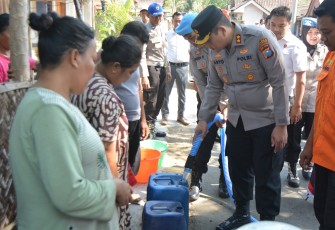 Polres Bondowoso Distribusikan Air Bersih Bantu Warga Taman Krocok Hadapi Kemarau Panjang