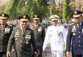 Jelang Peringatan HUT Ke-81, Pangdam XIII/Merdeka Bersama Rombongan Gelar Ziarah di TMP Kairagi Manado
