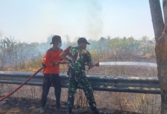 Pemadaman api di lahan tebu