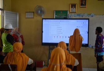 Mendikdasmen menyaksikan pemanfaatan IFP/PID di SMPN 9 Metro, Lampung, Kamis (8/10)