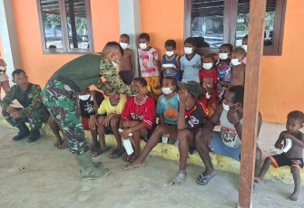 Edukasi anak-anak pakai masker cegah ISPA di Kampung Yamboi