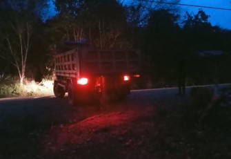 Langsir material TMMD ke-130 Kodim Mansel di Kampung Yamboi hingga larut malam, Rabu (14/10)