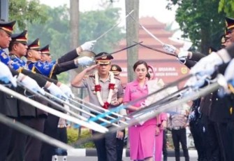 AKBP Arfan Zulkan Sipayung disambut tradisi pedang pora