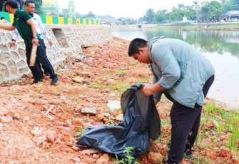 Bupati Bintan Roby Kurniawan SPWK saat melakukan memasukkan sampah ke plastik sampah