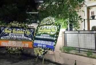 Ilustrasi karangan bunga duka cita 