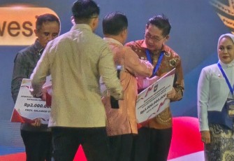 Walikota Bitung, Hengky Honandar saat menerima dana fiskal dari kementerian dalam negeri