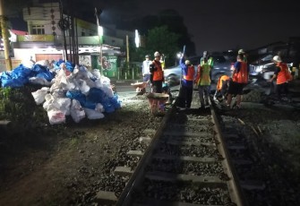 KAI Daop 2 Bandung Jalankan Komitmen Keselamatan Perjalanan KA di Perlintasan Sebidang