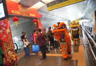 KAI Daop 2 Bandung Semarakkan Imlek 2026 dengan Dekorasi Meriah dan Atraksi Barongsai, Layani Puluhan Ribu Penumpang Selama Long Weekend