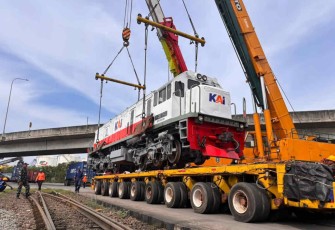KAI Logistik Distribusikan 4 Lokomotif Hidrolik untuk Perkuat Kesiapan Operasional Angkutan Lebaran