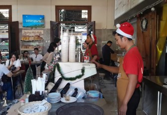 Meriahkan Libur Nataru, KAI Services Percantik Loko Café dengan Nuansa Natal dan Tahun Baru