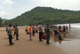 TNI–Polri kembali ditunjukkan secara nyata dalam menjaga keamanan dan ketertiban kawasan wisata Pantai Konang, Desa Nglebeng, Kecamatan Panggul, Kabupaten Trenggalek, Minggu (4/1/2026).