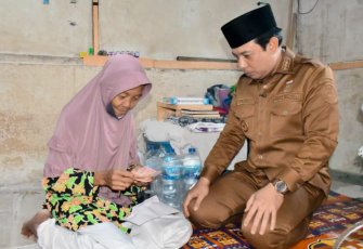 Wali Kota Bengkulu Saat Menyalurkan Bantuan untuk Warga/ Foto : MC 