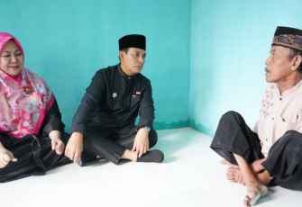 Walikota Bengkulu Dedy Wahyudi beserta istri dan didampingi Lurah Pematang Gubernur, meninjau langsung rumah baru milik Pandi di RT 08, RW 05, Kelurahan Pematang Gubernur, Kecamatan Muara Bangkahulu /Foto : MC 