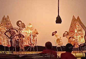 Pergelaran wayang kulit dengan lakon Sesaji Raja Suya, di kediaman Ketua DPRD Jawa Tengah, Sumanto, di Desa Suruh, Tasikmadu, Karanganyar, pada Jumat (20/2/2026)
