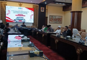 Perwakilan Aliansi Pemuda Peduli Bangkalan mendatangi DPRD Jatim pada Senin, 23 Februari 2026