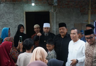 Gubernur Helmi Hasan didampingi Wakil Gubernur Mian mengunjungi kediaman Sunania, warga Pasar Ujung, Kabupaten Kepahiang, Kamis (26/2) /Foto : MC