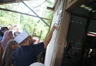 Program Bantuan Pasang Baru Listrik (BPBL) Gubernur Bengkulu, Helmi Hasan Terangi Ribuan Rumah di Bengkulu /Foto : MC 