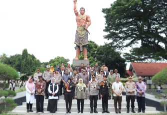 Kapolda Jawa Timur Irjen Pol.  Drs. Nanang Avianto, M.Si besama Gubernur Jawa Timur, Khofifah Indar Parawansa melaksanakan kunjungan kerja (Kunker) ke Situbondo dan Banyuwangi, Sabtu (28/2/26)