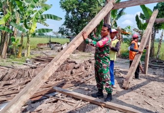 Babinsa Bantu Rehabilitasi Rumah Warga
