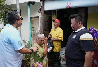 Sekretariat DPRD Jatim Salurkan Bantuan Sosial ke Warga Sekitar 