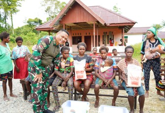 Koops TNI Papua Gelar Pengobatan Gratis dan Bagi Sembako di Kampung Iwaka