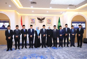 Keputusan Presiden tentang Pengangkatan Pimpinan dan Anggota BAZNAS Periode 2026-2031 yang diserahkan oleh Menteri Agama Nasaruddin Umar di Ruang Pelantikan Lantai 2 Kementerian Agama Republik Indonesia, Jakarta, Selasa (10/3/2026)