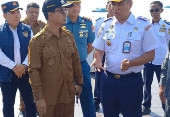 Bupati Karimun Tinjau Arus Keberangkatan Pemudik di Pelabuhan