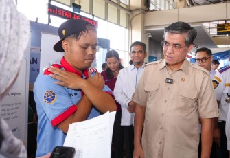 Menteri Ketenagakerjaan (Menaker), Yassierli, meninjau Posko Peduli Keselamatan dan Kesehatan Kerja (K3) Mudik Aman: Pos Layanan Pemeriksaan Awak Angkutan (pengemudi dan kernet) pada masa mudik Lebaran 2026 di Terminal Terpadu Pulo Gebang, Jakarta, Senin (16/3/2026)