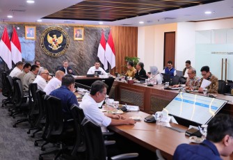 Wakil Menteri (Wamen) ATR/Wakil Kepala (Waka) BPN, Ossy Dermawan dalam Rapat Koordinasi Terbatas (Rakortas) di Kementerian Koordinator Bidang Pangan RI, Jakarta, Senin (30/03/2026)