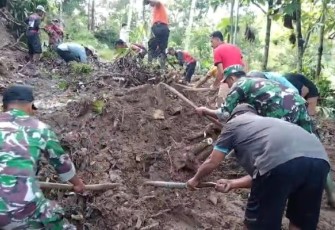 TNI dan Warga Bahu-Membahu di Tengah Bencana
