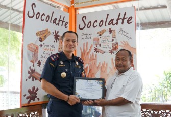 Bea Cukai Banda Aceh Laksanakan Customs Visit Customers dan Serahkan Sertifikat UMKM Binaan kepada CV. Aceh Socolatte