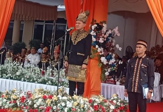 Wakil Gubernur Aceh, Fadhlullah, bertindak sebagai inspektur upacara yang dilaksanakan di halaman Kantor Bupati, Senin, 27 April 2026