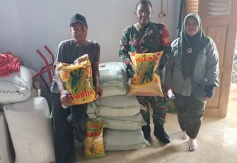 Babinsa Kodim Ponorogo Pendampingan Penyaluran Bantuan Benih Padi 