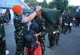 Komandan Wing Pendidikan (Danwingdik) 400/Matukjur, Kolonel Pas Heru Widodo, melepas mantan siswa Sekolah Pertama Tamtama (Semata) Prajurit Karier (PK) TNI AU Angkatan ke-92 menuju sekolah kejuruan masing-masing