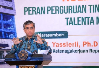 Menaker Yassierli saat memberikan Kuliah Umum di Universitas Muhammadiyah Kendari, Sulawesi Tenggara, Rabu (5/8/2026).