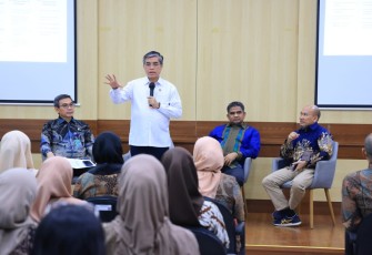 Menteri Ketenagakerjaan (Menaker), Yassierli, saat meninjau dan memberikan arahan kepada pegawai Balai K3 Bandung di Bandung, Jumat (7/8/2026).