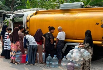 Penyaluran bantuan air bersih dan toren air kepada masyarakat di sejumlah titik di Kecamatan Babakan Madang, Kabupaten Bogor, Jumat (7/8/2026).
