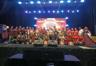 Para finalis KMB 2026 foto bersama di atas panggung usai diumumkan pada Malam Puncak Grand Final, di obyek wisata De' Tasikmadoe Heritage, Karanganyar, Sabtu (8/8/2026).