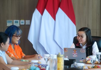 Wakil Menteri Ekonomi Kreatif/Wakil Kepala Badan Ekonomi Kreatif (Ekraf), Irene Umar (kanan), berdialog dengan CEO sekaligus Founder PT. Folkacommunal Kreasi Sukaria, Sara Tobing (kiri) saat menerima audiensi Folkacommunal di Kantor Kementerian Ekonomi Kreatif, Jakarta, Senin (10/08/2026).