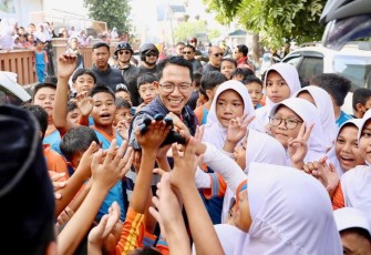 Wali Kota Batam, Amsakar Achmad, dan Wakil Wali Kota Batam, Li Claudia Chandra, bersama peserta didik, belum lama ini.
