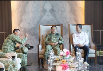 ali Kota Batam, Amsakar Achmad, saat sambut kedatangan Panglima TNI, Jenderal Agus Subiyanto, di Bandara Internasional Hang Nadim Batam, Senin (4/8/2026).