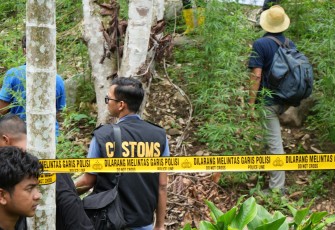 Tim gabungan Bea Cukai Lhokseumawe bersama Polres Lhokseumawe dan BNNK Lhokseumawe saat melakukan pemusnahan ladang ganja di Desa Teupin Rusep, Kecamatan Sawang, Kabupaten Aceh Utara, Kamis (13/8/2026).