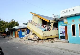Kerusakan bangunan rumah warga yang terdampak gempabumi M7,7 di Kabupaten Manggarai.