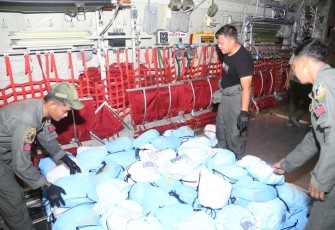 TNI Kirim 27 Ton Bantuan untuk Korban Gempa NTT