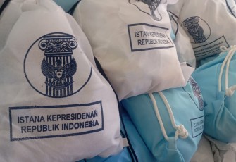 Bantuan logistik berupa paket sembako dari Presiden Republik Indonesia, Prabowo Subianto tiba di Maumere, Kabupaten Sikka, Nusa Tenggara Timur, Minggu (16/8).