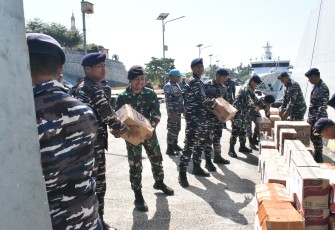 TNI AL Kirim Bantuan Kemanusiaan Melalui KRI Bung Hatta-370 Untuk Warga Terdampak Gempa di NTT 